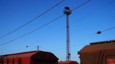 Demiryolu treninin yük vagonu. Harekette çekim..