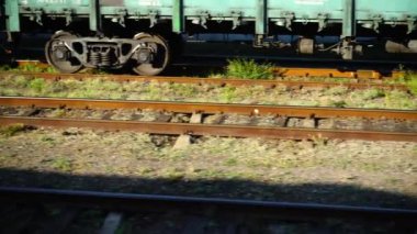 Demiryolu treninin yük vagonu. Harekette çekim..