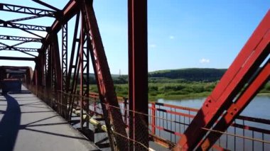 Nehrin üzerindeki köprü. Harekette çekim..