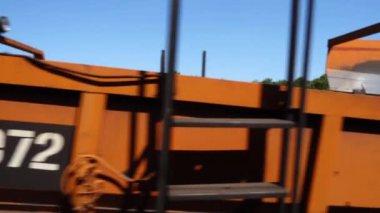 Demiryolu döşeme makinesi. Demiryolu işleyicileri. Demiryolu inşaatı. Demiryolu döşeme makinesi çalışıyor. Demiryolu hattındaki makineleri desteklemek.
