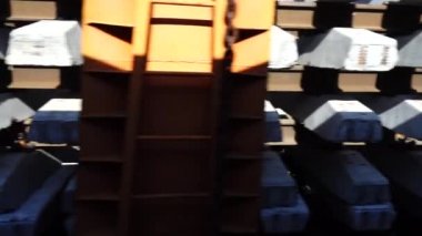 Demiryolu döşeme makinesi. Demiryolu işleyicileri. Demiryolu inşaatı. Demiryolu döşeme makinesi çalışıyor. Demiryolu hattındaki makineleri desteklemek.