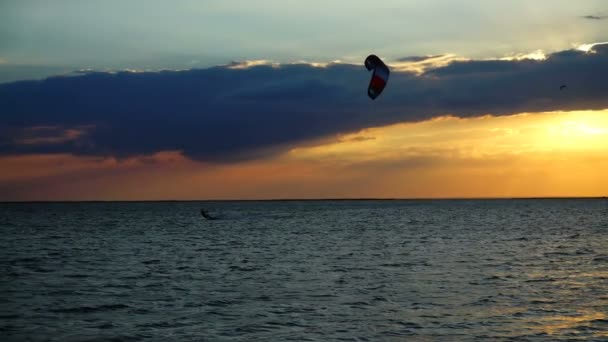 Vliegerinstappen Langzame Beweging Zonsondergang Boven Zee Sport — Stockvideo