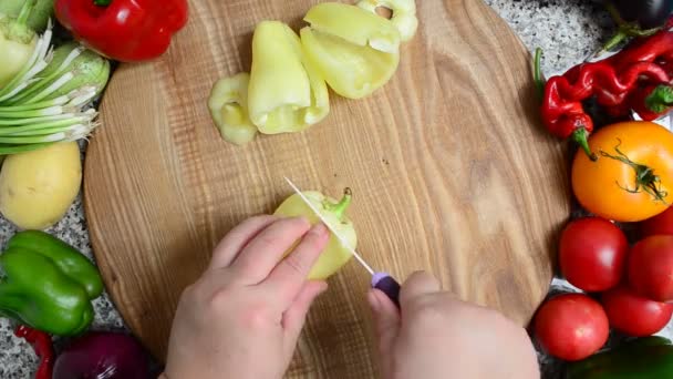 Kok Snijdt Peper Bereiding Van Groenten — Stockvideo