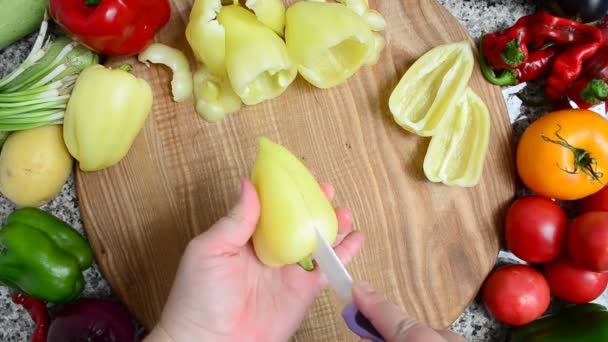 Cozinheiro Corta Pimenta Preparação Produtos Hortícolas — Vídeo de Stock