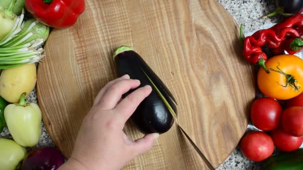 Aşçı Bir Patlıcan Keser Sebze Hazırlama — Stok video