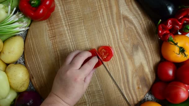 Cuoco Taglia Pomodoro Preparazione Verdure — Video Stock