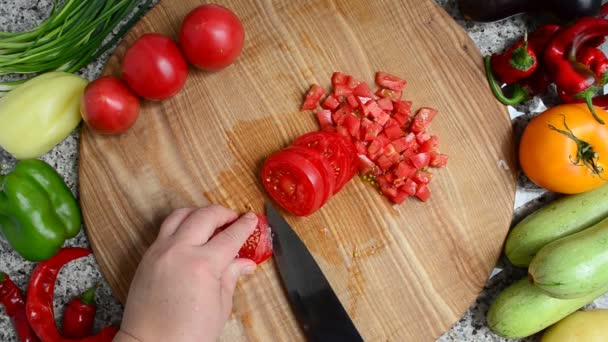 Cozinheiro Corta Tomate Preparação Produtos Hortícolas — Vídeo de Stock