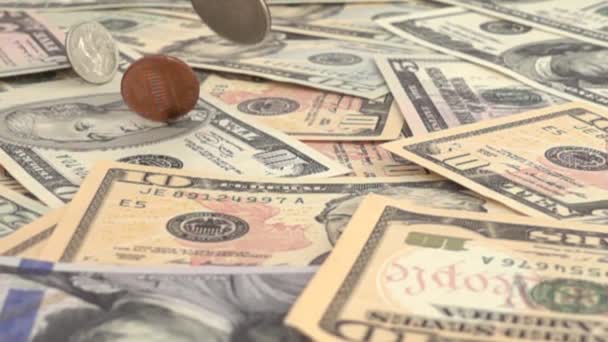 米国の硬貨はドルで落ちる スローモーション 金の撃ち合い — ストック動画