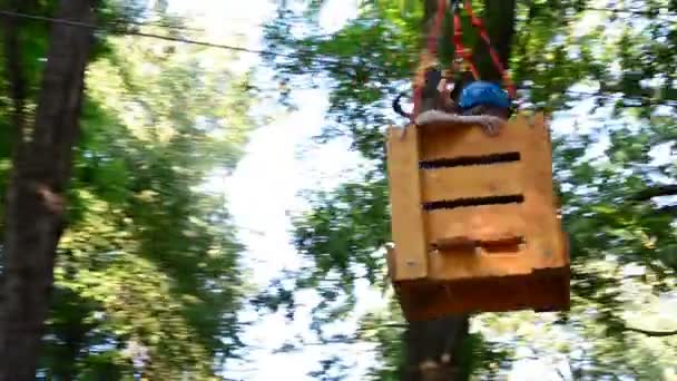 Das Mädchen Überwindet Hindernisse Zwischen Bäumen Der Höhe Dreharbeiten Sommer — Stockvideo