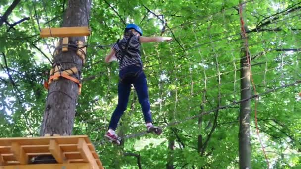 Das Mädchen Überwindet Hindernisse Zwischen Bäumen Der Höhe Dreharbeiten Sommer — Stockvideo