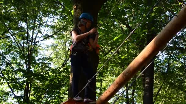 Das Mädchen Überwindet Hindernisse Zwischen Bäumen Der Höhe Dreharbeiten Sommer — Stockvideo