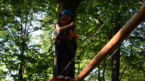 Het Meisje Tiener Overwint Obstakels Tussen Bomen Hoogte Schieten Zomer — Stockvideo