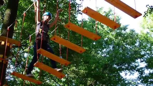 Das Mädchen Überwindet Hindernisse Zwischen Bäumen Der Höhe Dreharbeiten Sommer — Stockvideo