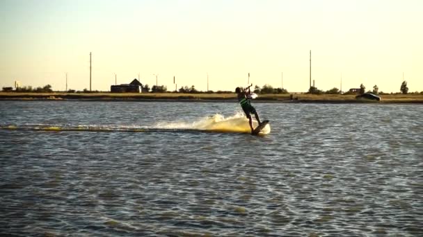 Vliegerinstappen Langzame Beweging Zonsondergang Boven Zee Sport — Stockvideo