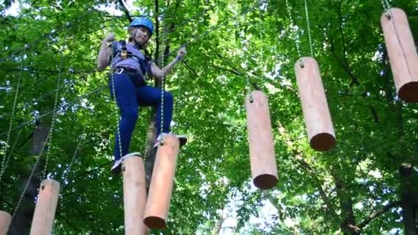 Menina Adolescente Supera Obstáculos Entre Árvores Altura — Vídeo de Stock