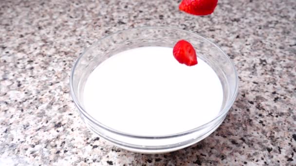 Chute Fraise Dans Lait Ralenti Tir Fruits Mouvement Lent — Video