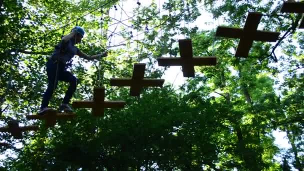 Das Mädchen Überwindet Hindernisse Zwischen Bäumen Der Höhe Dreharbeiten Sommer — Stockvideo