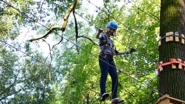 Het Meisje Tiener Overwint Obstakels Tussen Bomen Hoogte Schieten Zomer — Stockvideo