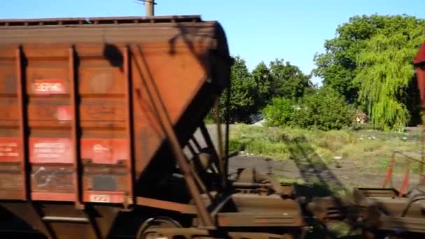 Güterwagen Des Eisenbahnzuges Schießen Der Bewegung — Stockvideo
