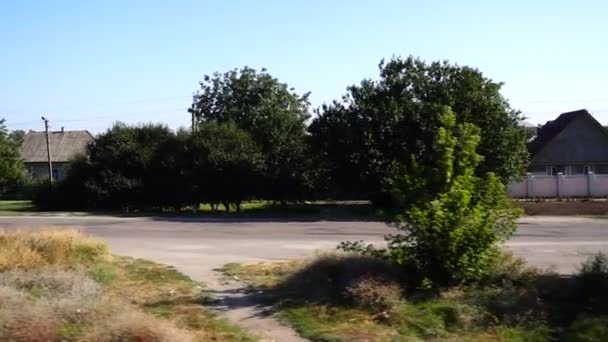 La route dans le village. Tir dans le mouvement .
