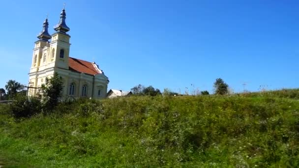 Chiesa Nel Villaggio Sparatoria Nel Movimento — Video Stock