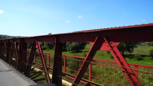 Die Brücke Über Den Fluss Schießen Der Bewegung — Stockvideo