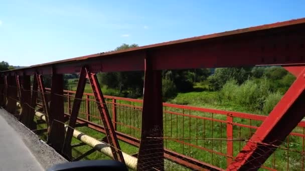 川の上の橋 動きの中で撃つ — ストック動画