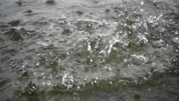 Déšť Horskou Řeku Zpomalený Pohyb — Stock video