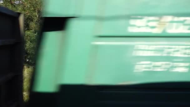 Transport de marchandises du train ferroviaire. Tir dans le mouvement .