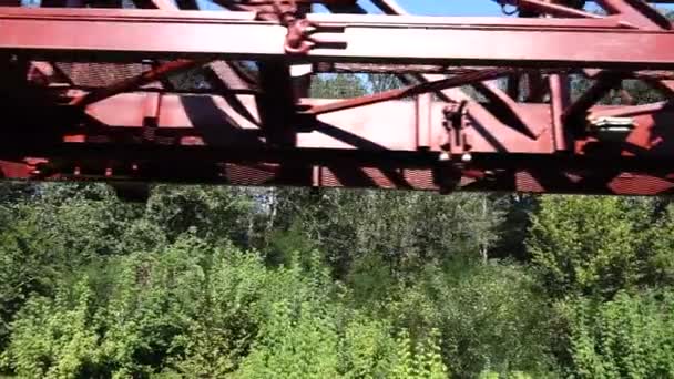 Machine de pose de rails. Les cheminots. Construction ferroviaire. Chemin de fer machine de pose de voie au travail. Machines de soutien sur la ligne de chemin de fer .