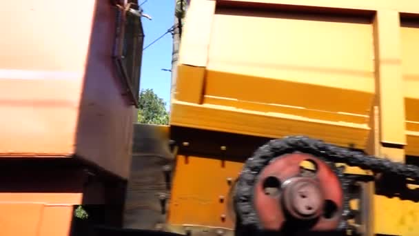 Treinlegmachine Spoorwegtrackers Spoorwegenbouw Spoorbaan Legmachine Aan Het Werk Ondersteunende Machines — Stockvideo