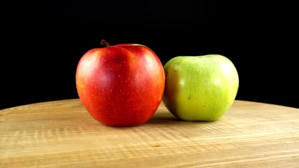 黑色背景的苹果 运动中的切菜板 — 图库视频影像