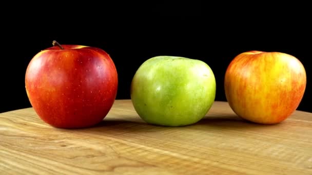 Pommes Sur Fond Noir Planche Découper Dans Mouvement — Video