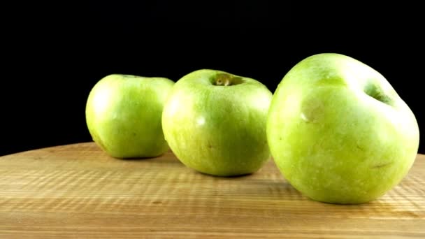 Appels Een Zwarte Achtergrond Snijplank Beweging — Stockvideo