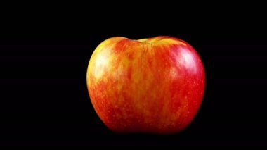 Siyah arkaplanda elma.