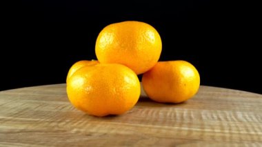 Siyah arka planda Mandarin. Hareketin tahtası kesiliyor.