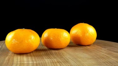 Siyah arka planda Mandarin. Hareketin tahtası kesiliyor.
