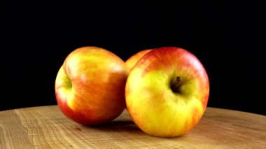 Siyah arka planda elmalar. Hareketin tahtası kesiliyor.