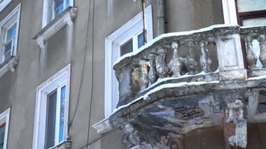 Klasik balkon. Kışın çekim..