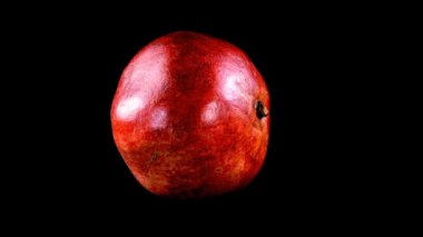 Siyah arkaplanda nar.