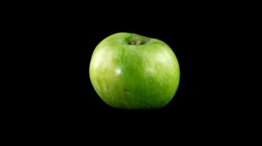 Siyah arkaplanda elma.