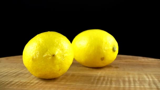 Limones Sobre Fondo Negro Tabla Cortar Movimiento — Vídeo de stock