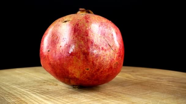 Granaatappel Een Zwarte Achtergrond Snijplank Beweging — Stockvideo