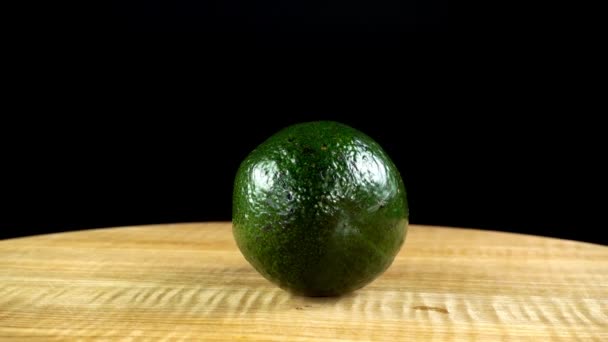 Avocado Fruit Een Zwarte Achtergrond Snijplank Beweging — Stockvideo