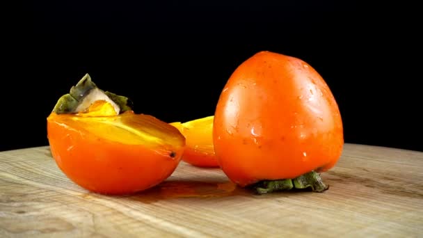 Persimmon Früchte Auf Schwarzem Hintergrund Schneidebrett Der Bewegung — Stockvideo