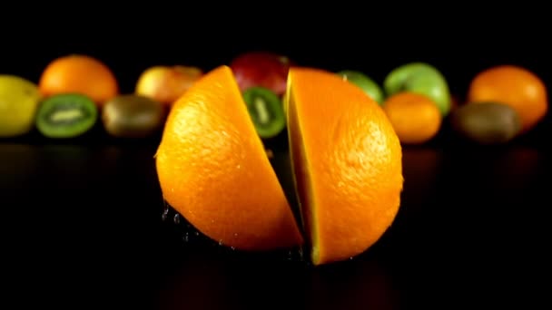 Val Van Sinaasappel Tegen Achtergrond Van Fruit Langzame Beweging — Stockvideo