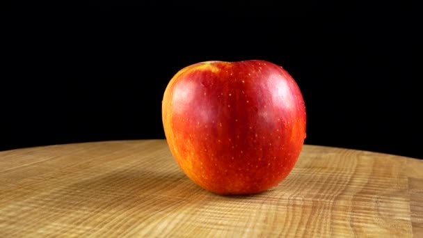 Pommes Sur Fond Noir Planche Découper Dans Mouvement — Video