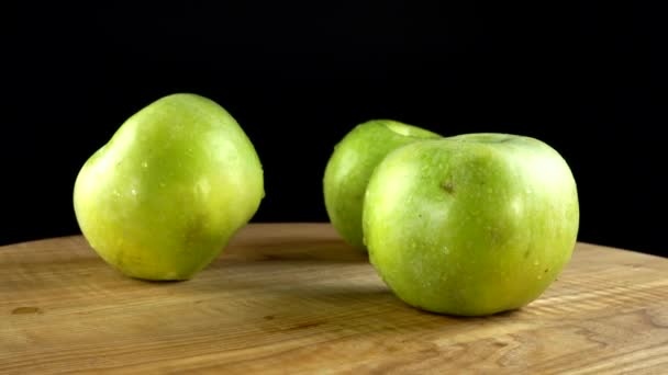 黑色背景的苹果 运动中的切菜板 — 图库视频影像