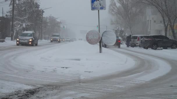 Snöstorm Staden Förflyttning Bil Längs Den Snötäckta Vägen — Stockvideo