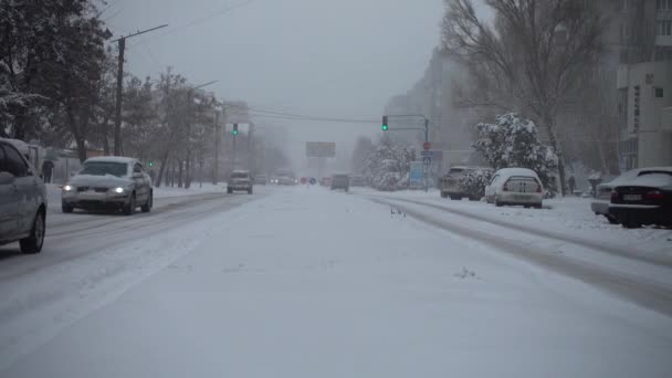 市内のブリザード 雪に沿って車の動き 道路カバー — ストック動画